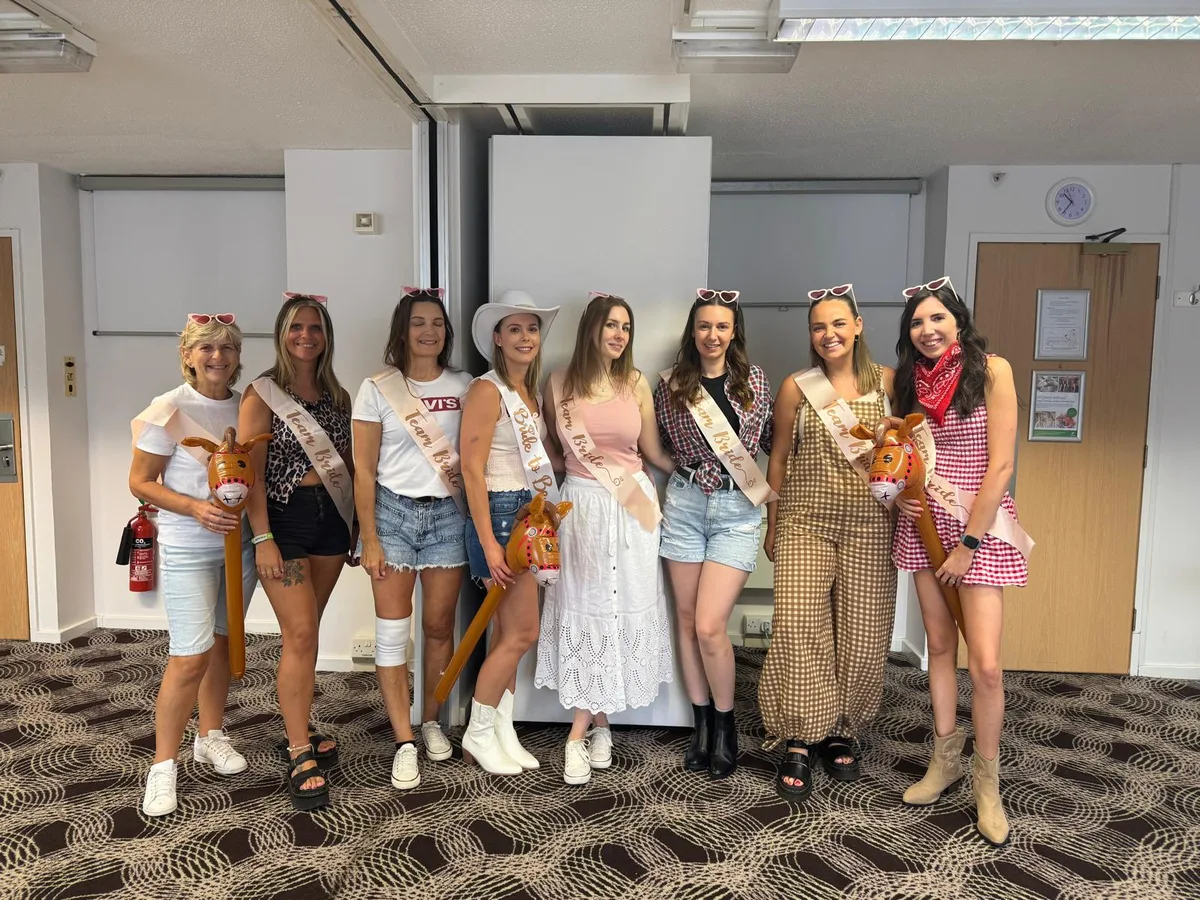 2000s hen party theme alternative